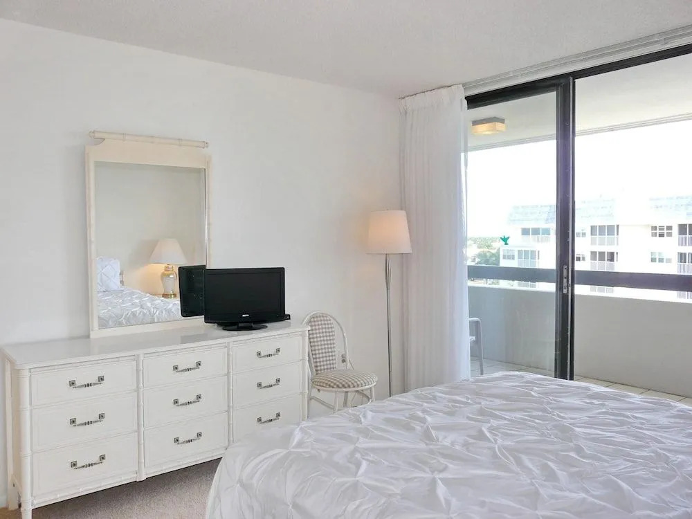 Condo Overlooking Clam Bay With Pool and Beach Access
