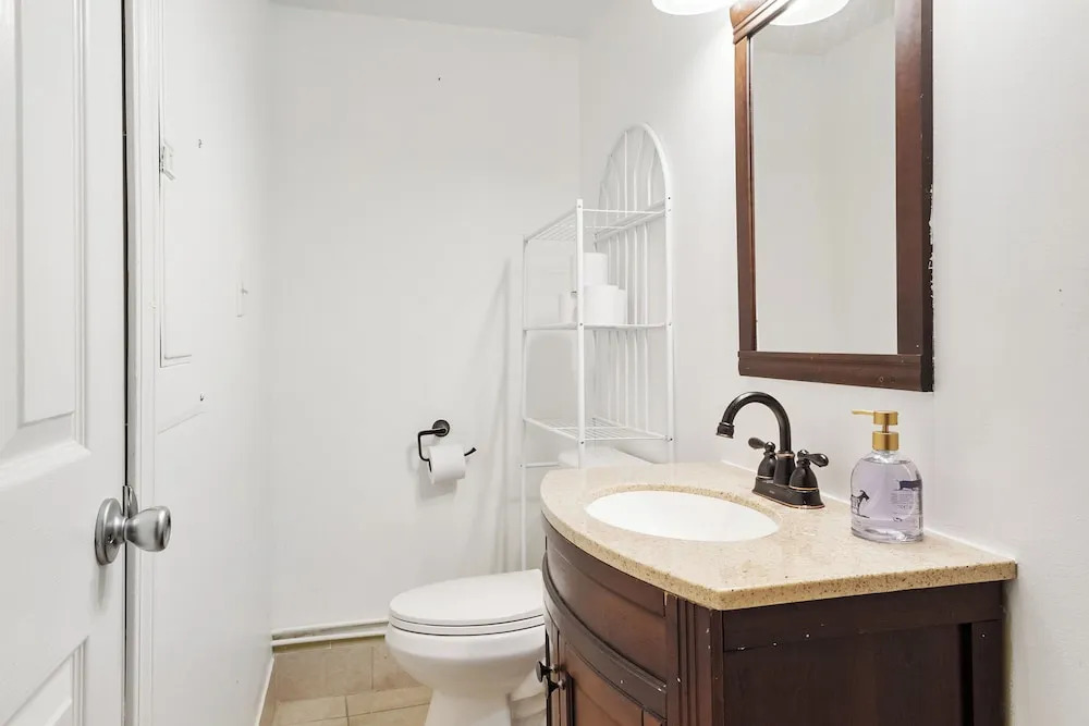 A Cottage in Downtown STL.  Sleeps 10