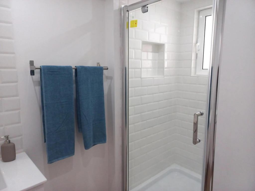 white pearl apartment central confy spacious