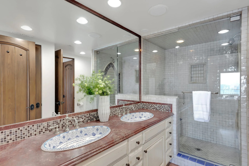 Malibu Beach House Bliss by AvantStay | Beachfront + Private Beach Access, Malibu