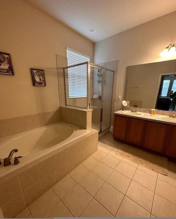 4986 Trafalgar Village 4 bed 3 Bath Pool spa