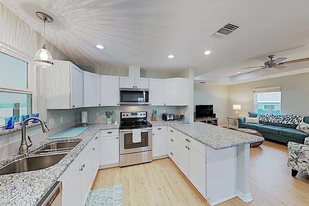 Brand-new Getaway W/ Screened Porch - Walk To Bay! 2 Bedroom Home