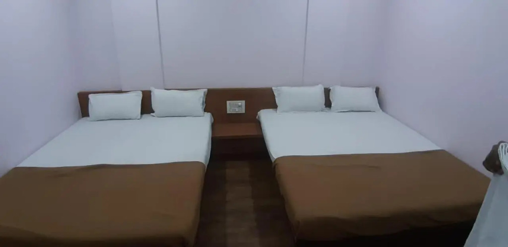 Rajhuns Deluxe Lodging