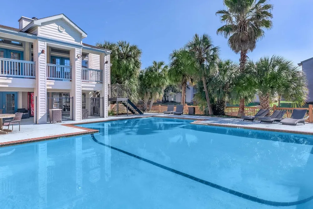 Live on the Bay - Walk To Moody Gardens - Private Fishing Pier & Boat Slips