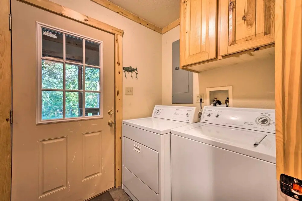 Broken Bow Retreat on 2 Acres w/ Hot Tub & Deck!