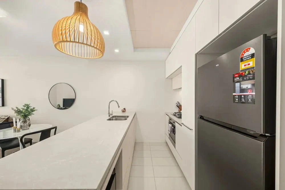 Chic West End Stay With Gym & Pool Access