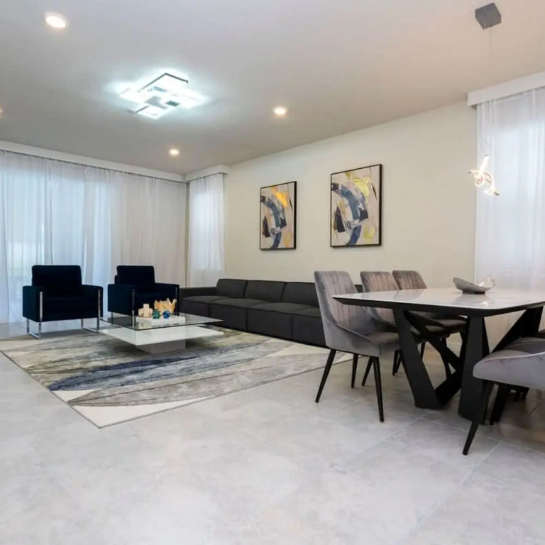 4466 Create Memories in This Cozy 7BR Home With Loved Ones