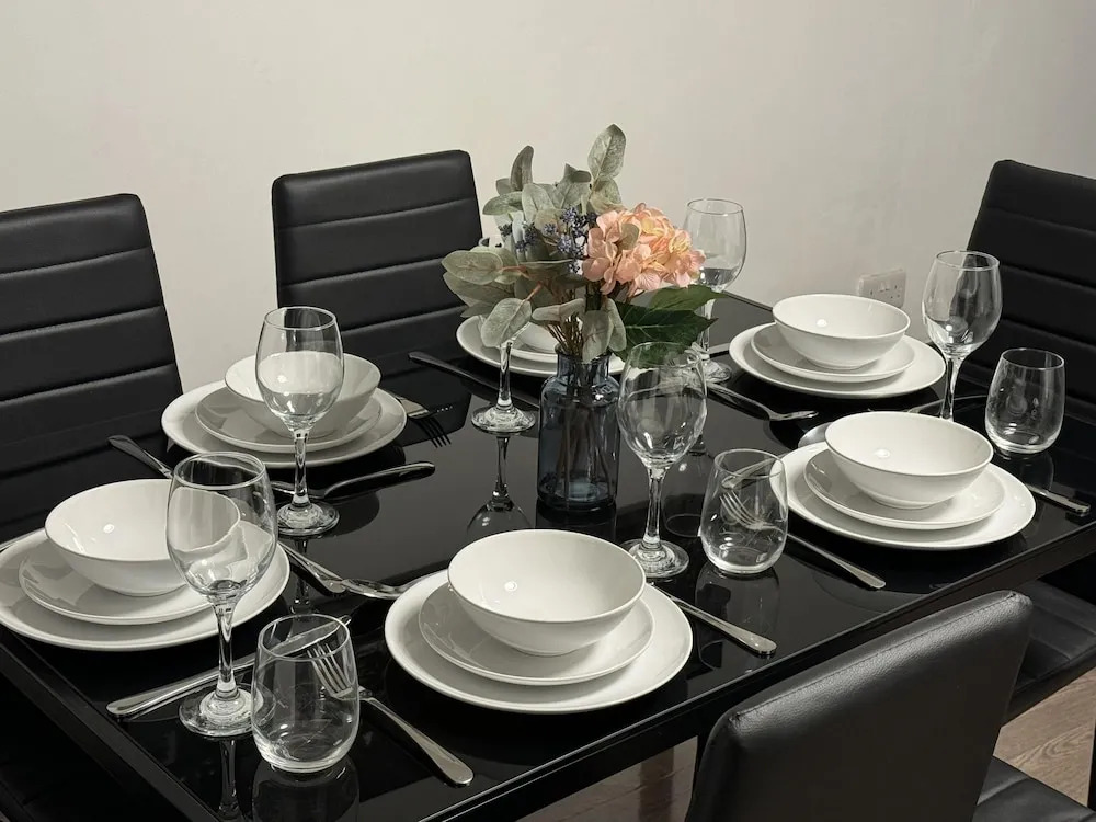 Stunning 4-bed House in Leeds Close to Center