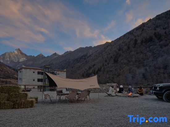 Siguniang Mountain Yangwangxingkong Snow Mountain Hotel[The best spot to view snow-capped mountains]
