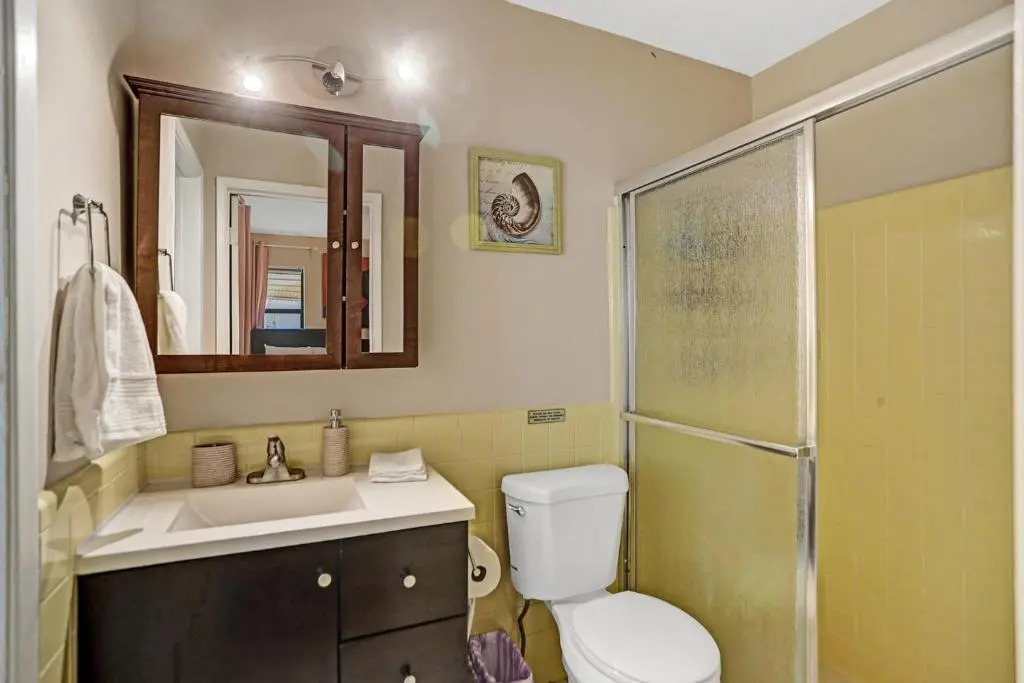 NEW Adorable Villa 7 min to Beach Trampoline