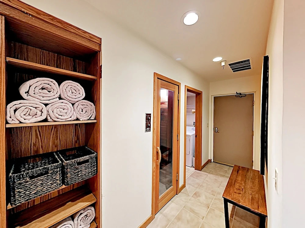 New Listing! Alpine Gem: Private Hot Tub & Sauna 3 Bedroom Townhouse