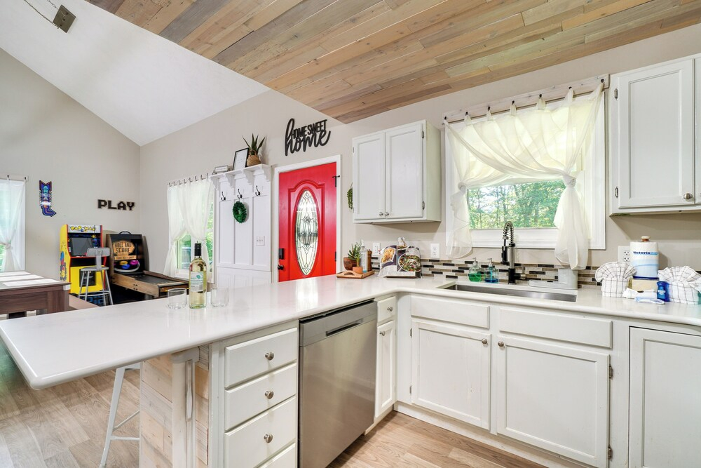 Sevierville Family Home w/ Hot Tub!