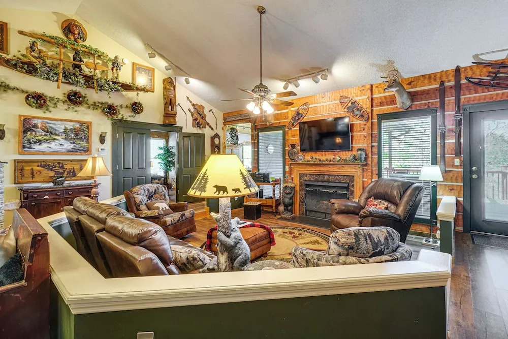 4 Mi to Gatlinburg Strip: Serene Cabin w/ Hot Tub!