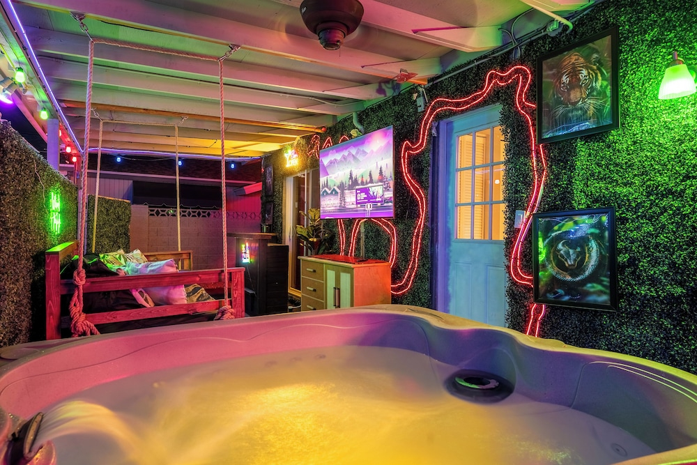 Poolside Nights & Neon Vibes! Scottsdale Escape