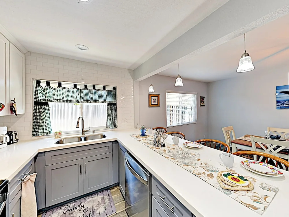 New Listing! Oceanside Getaway W/ Pacific Views 5 Bedroom Home