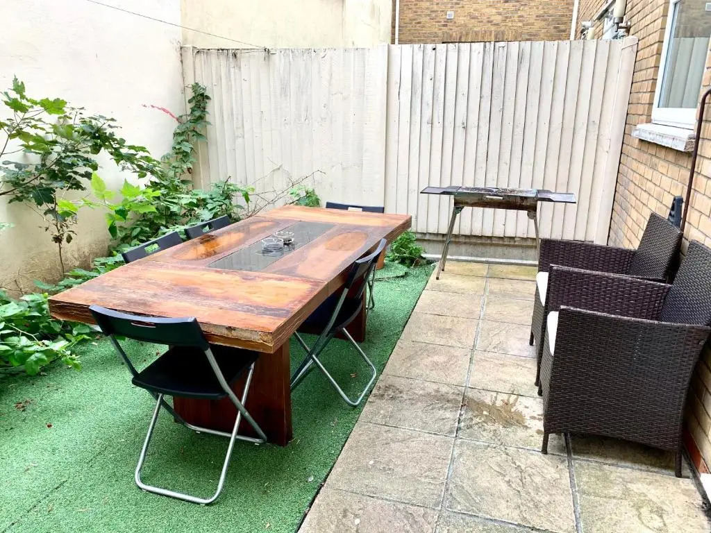 London 4 Bedrooms 3 Bathrooms with Garden House