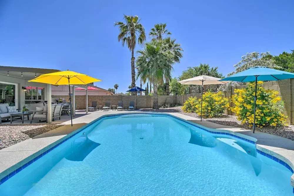 Pool & Putting Green: Scottsdale Family Escape