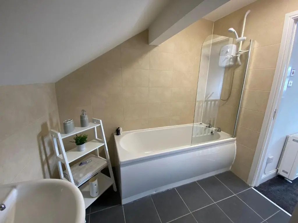Stylish 2 bed apartment sea front location suite 3