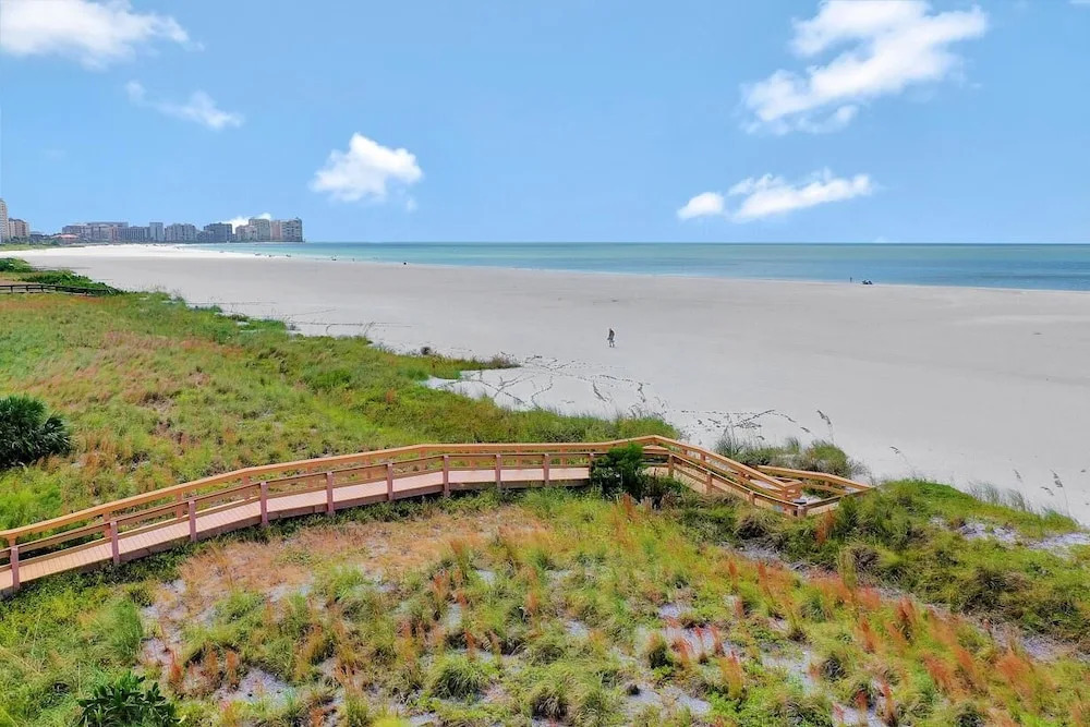 Modern 11th Floor Beachfront Condo With Views/pool