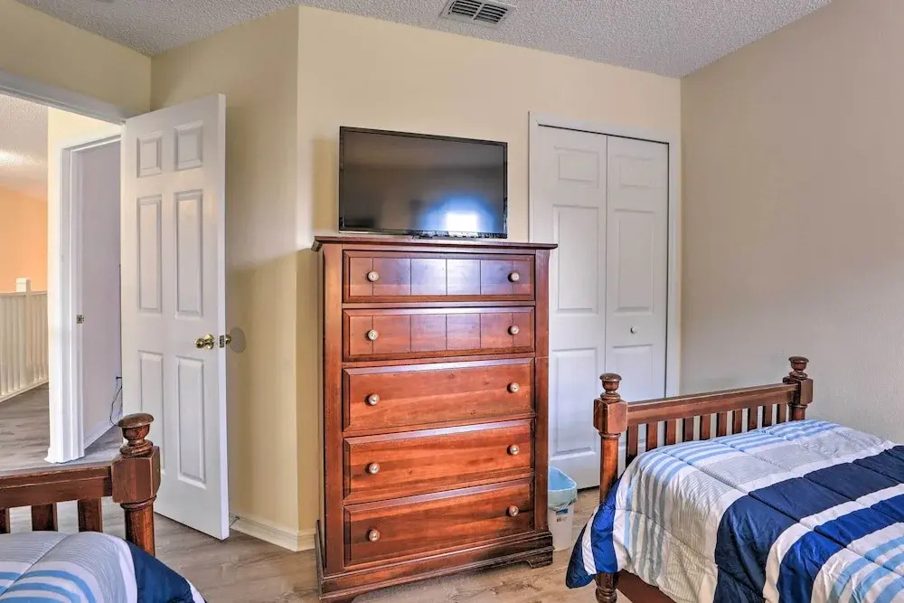 Less Than 5 Mi to Disney World Resort Home for Families!