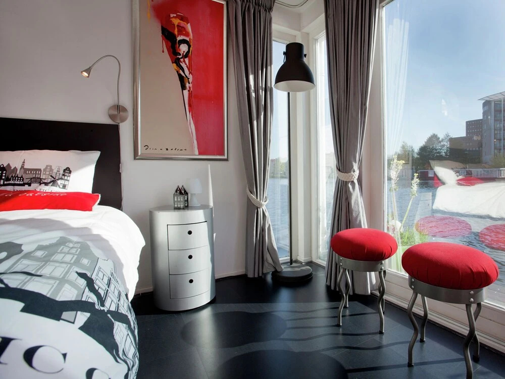 A Bed & Breakfast on a Splendid Houseboat