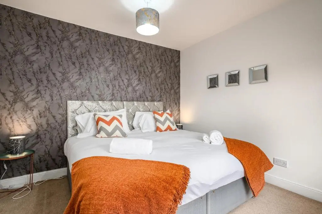 LARGE Town Centre Townhouse for Work and Leisure inc Private Parking by ComfyWorkers