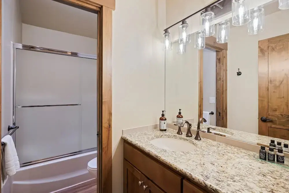 3 Tumalo Home with Wood Burning Stone Fireplace, Hot Tub, and BBQ on the Deck by RedAwning