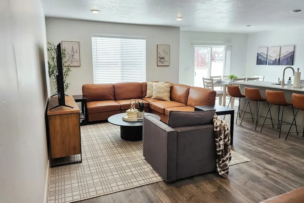 3 BR Townhouse w/ Mountain Views & Central Air