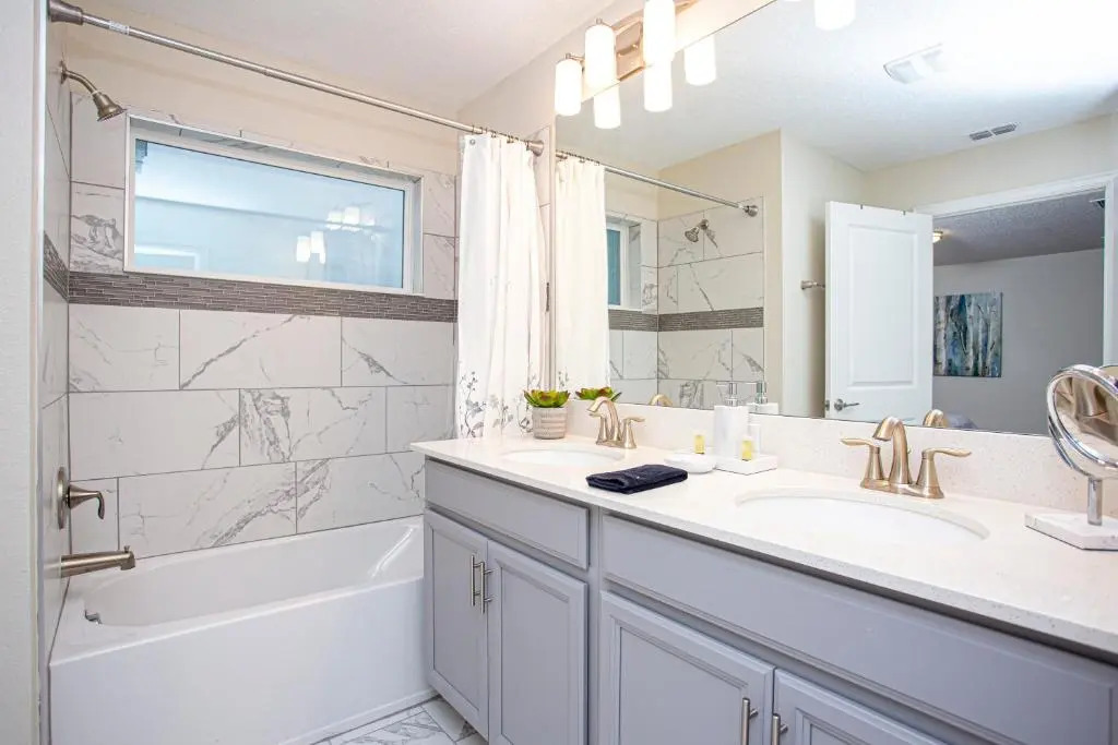 Marvelous 4 Bd w/ Pool Close to Disney 218