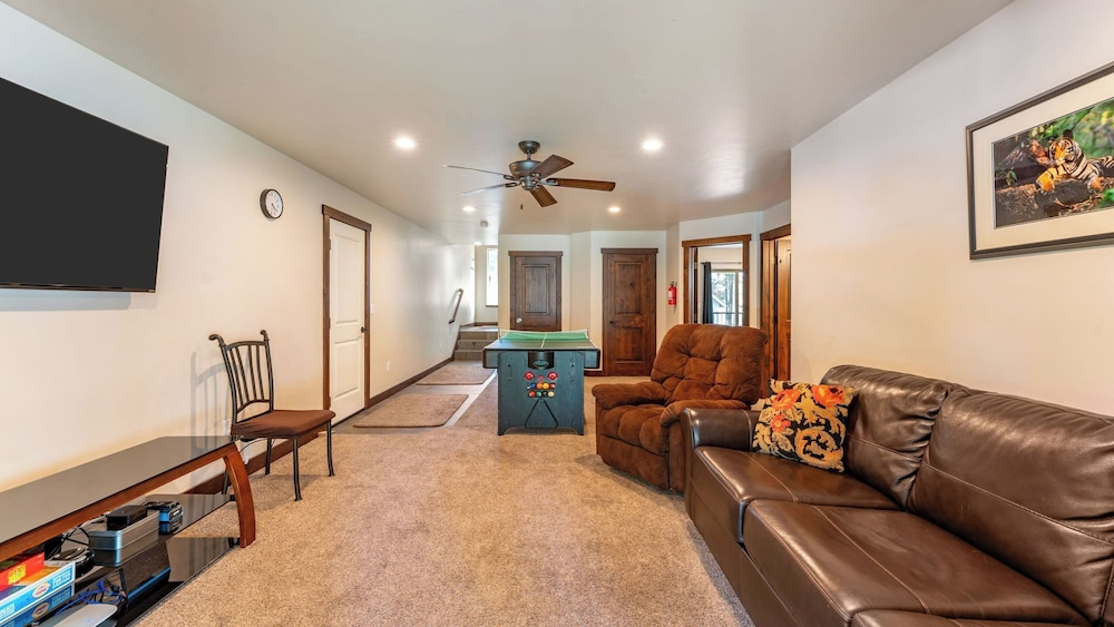 10mins to Lake Hot Tub, Game Room, Forest Views Meyers Meadow by Avantstay