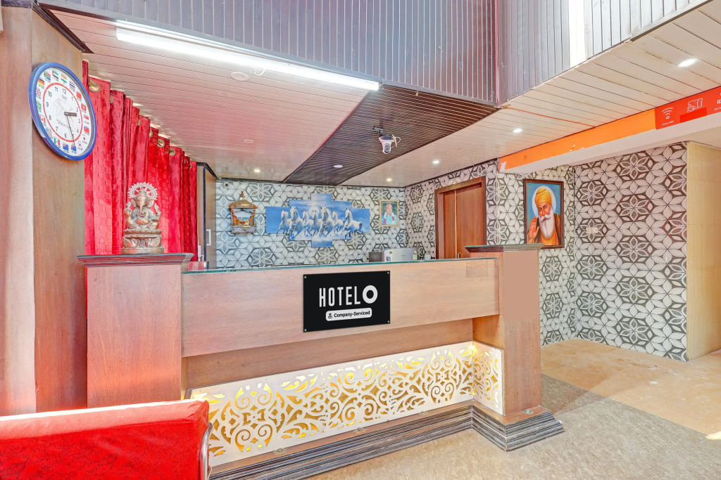 OYO 13672 Hotel Dhruv