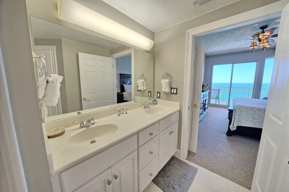 Stylish Oceanfront Condo with Beach and Picnic Area Access - Unit 1706 by RedAwning