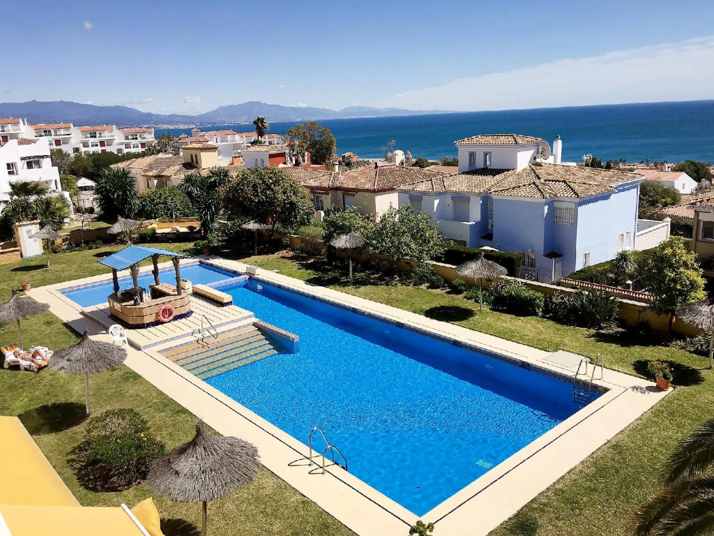 2056 - Apt with terrace sea view