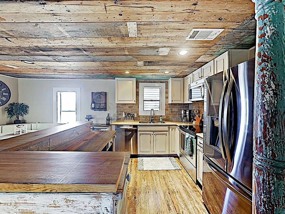 New Listing! Updated Rustic-chic Beach & Bay Haven 3 Bedroom Home
