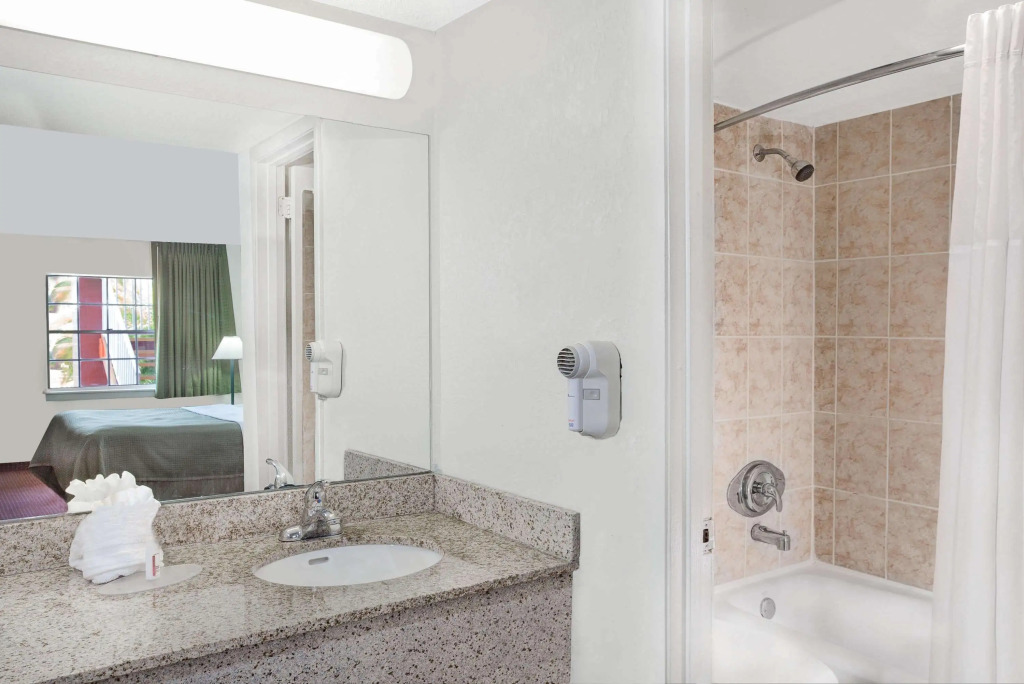 Howard Johnson by Wyndham Ft. Myers FL