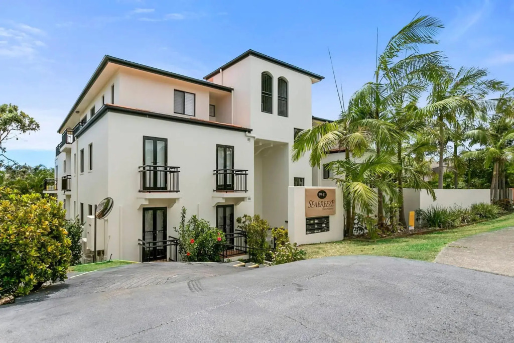 6 Seabreeze Spacious Newly Renovated Apartment with Ocean Views