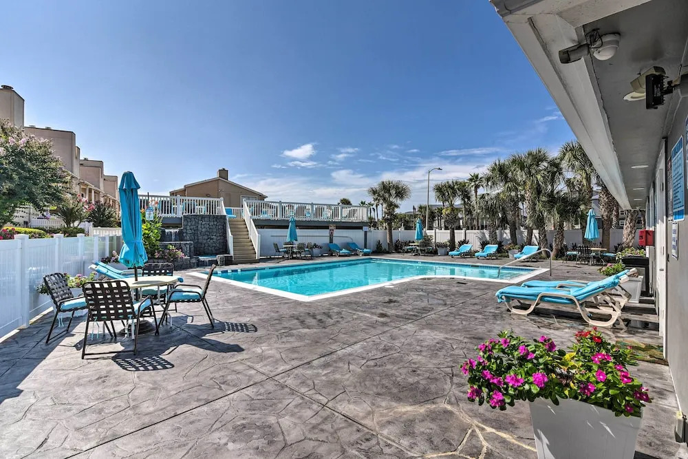 Refreshing Galveston Condo w/ 2 Balconies!