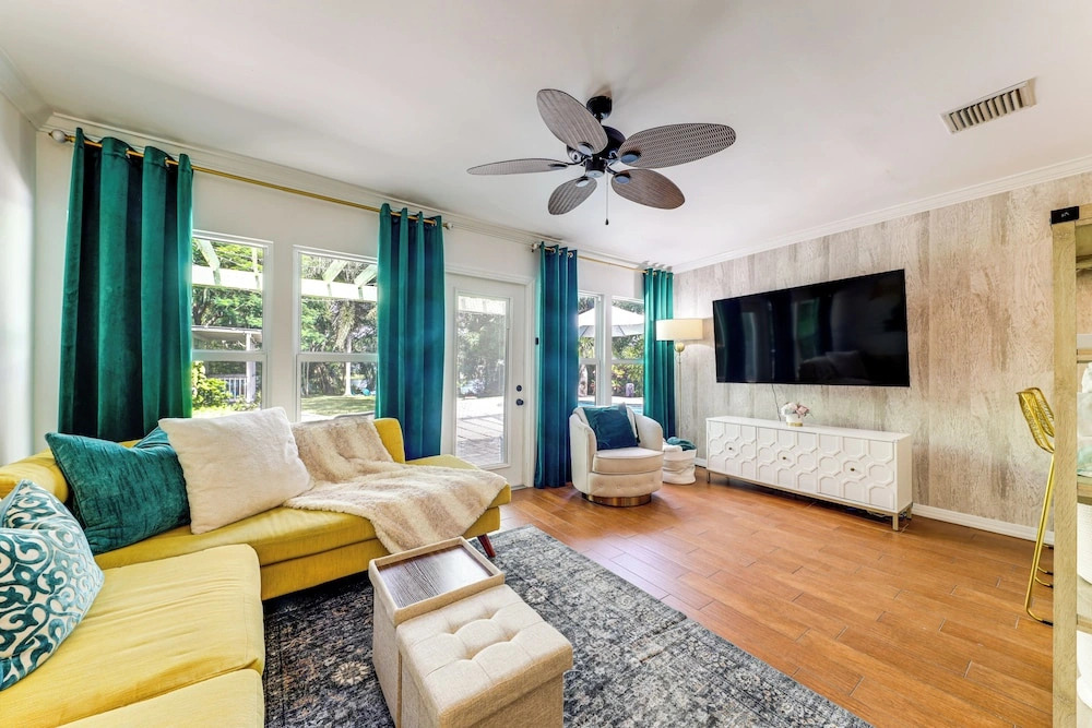 Tropical Pool Oasis on 1/4 Acre by Downtown Stuart