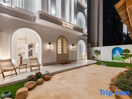 Spring Isle Bamboo・180°  High-Altitude Night View・French Courtyard
