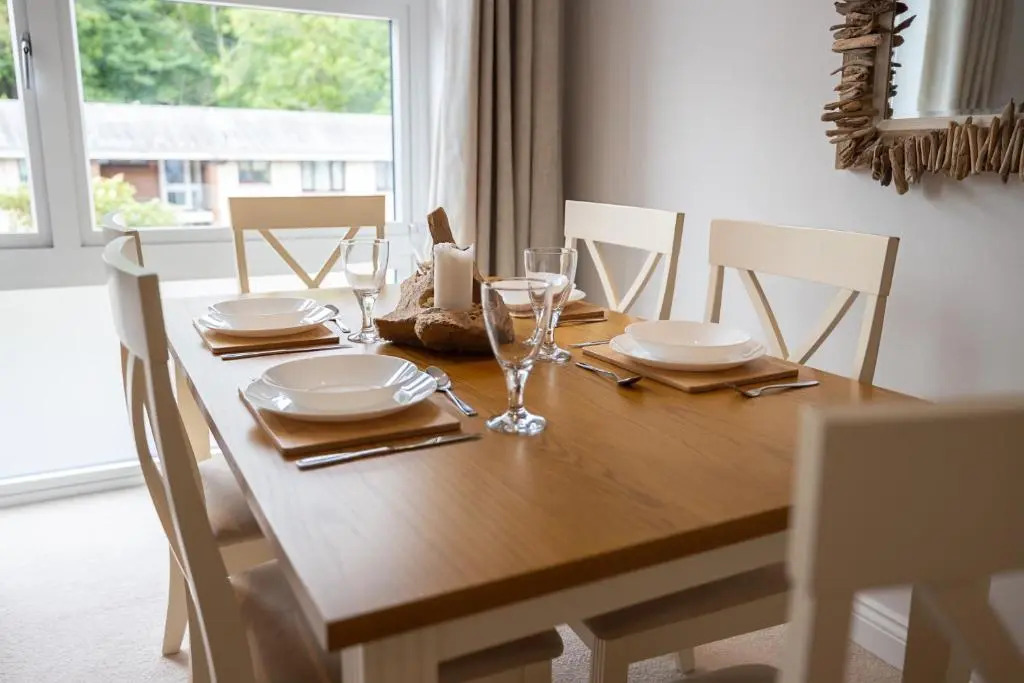 Stylish Brixham Apartment - Newly decorated - Free on street parking