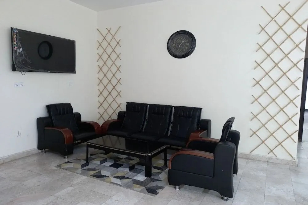 Super Oyo 147 Babylon Furnished Apartment