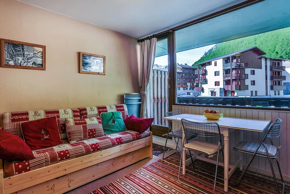 CH125 - Studio bien entretenu. Proximité centre de Val d'Isère.