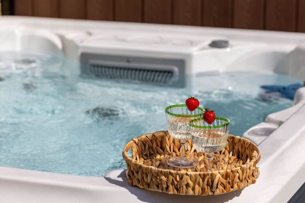 Castle View Cottage With Hot Tub and EV Charging