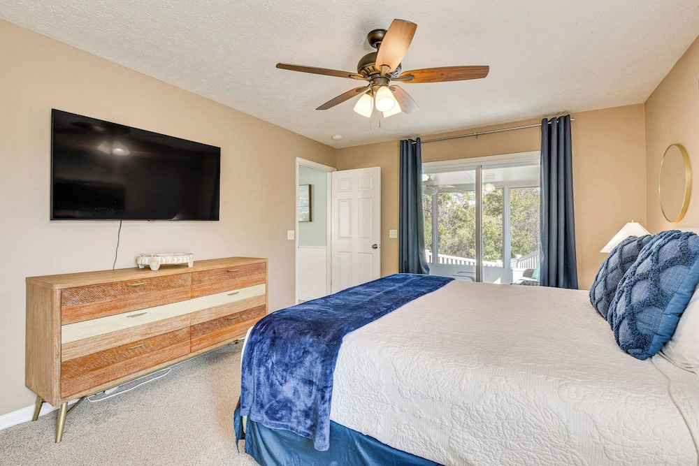 1 Mi From Beach, Private Yard + Community Pools