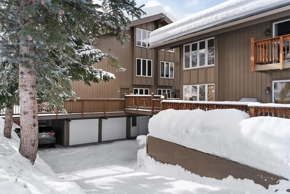 Winterset 8 pet Friendly 4 Bedroom Townhouse by RedAwning