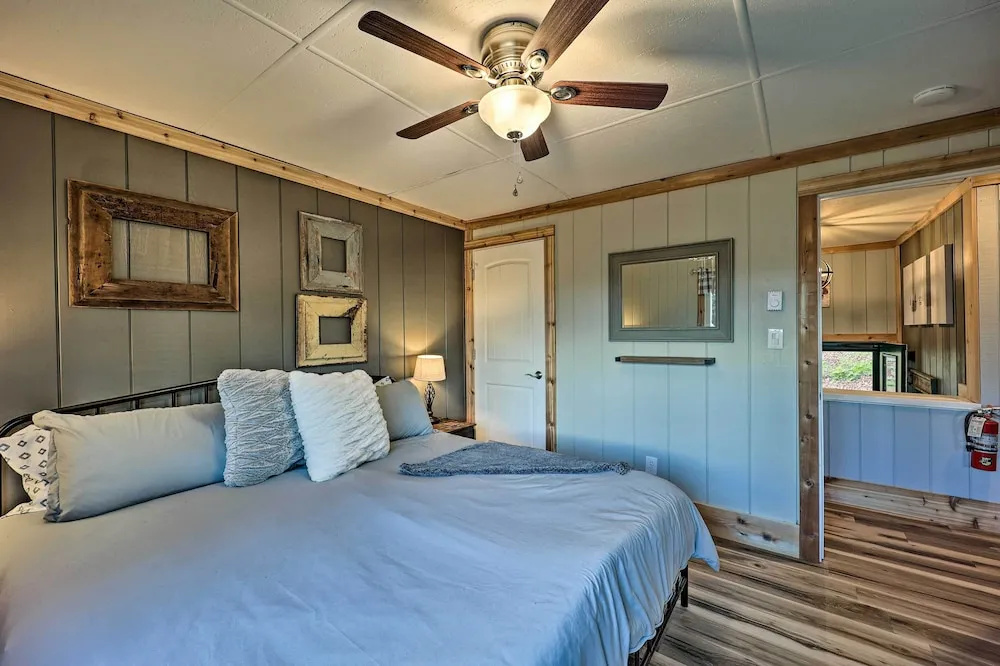 1 Mi to Skiing: Beech Mountain Condo w/ Fireplace!