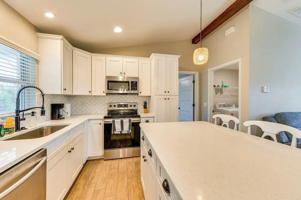 3 Mi to Public Beach: Port Charlotte Getaway!
