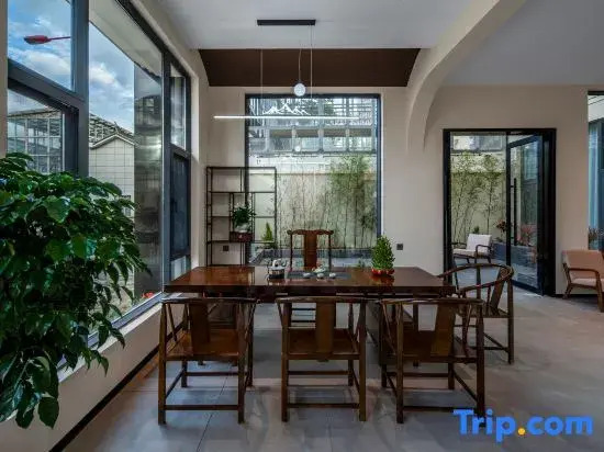 Yunmujing Light Luxury Homestay (Shangri-La Dukezong Ancient City Branch)