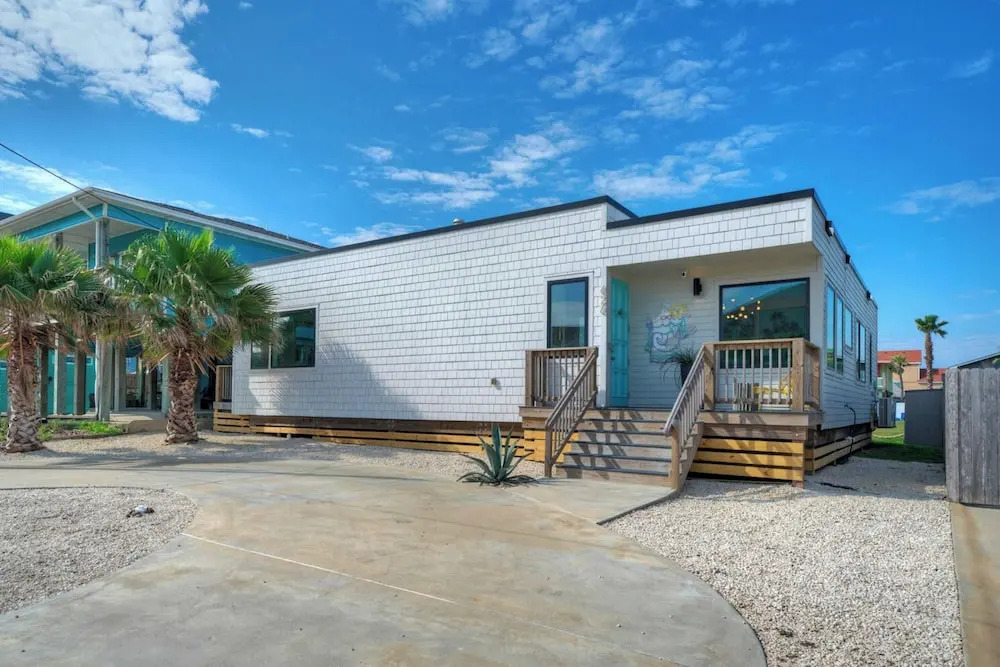 Modern Design, 3 Mins to the Beach Boat Parking The Beach Box by Avantstay