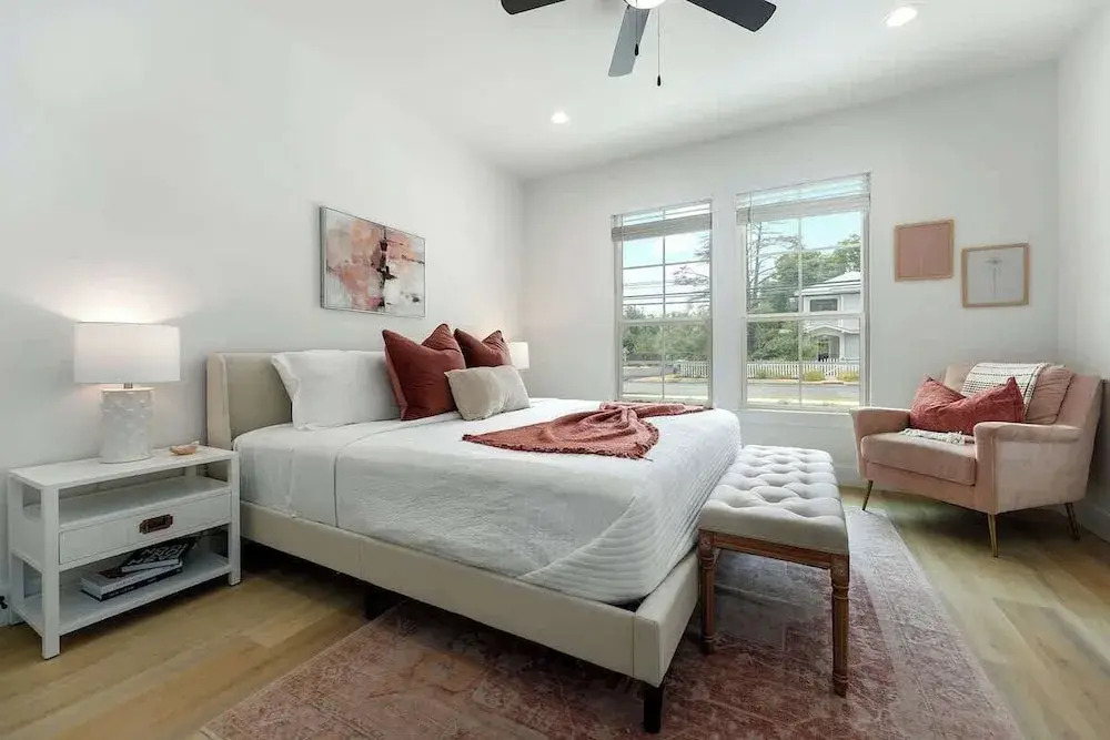 Rosé Retreat: Luxurious Getaway for 6, Hot Tub, Steps to Main Street